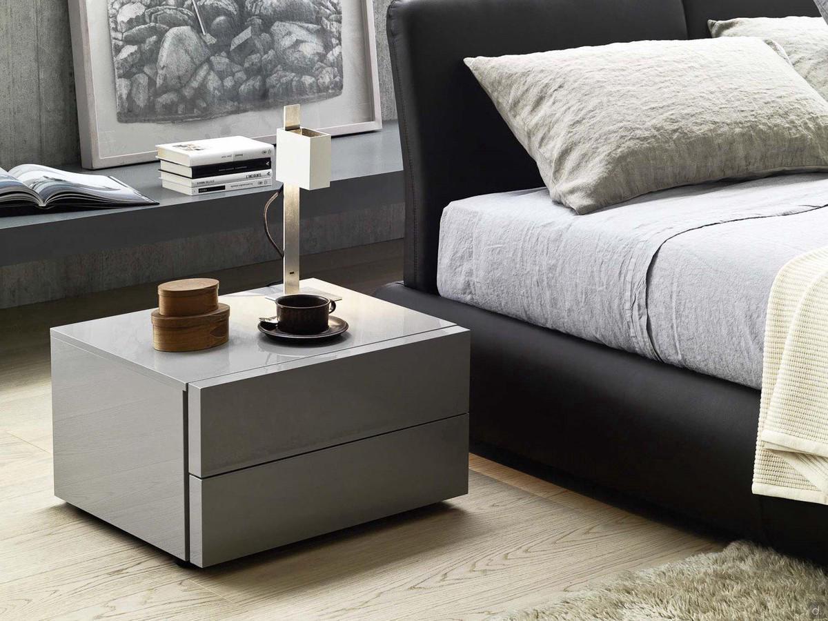 Comodino per zona notte in legno Oregon a due cassetti in finitura laccato lucido Ardesia