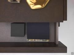 Particolare del cassetto del comodino Seattle, qui proposto con frontale in rovere Cuba e struttura interna sempre in nobilitato tramato Juta
