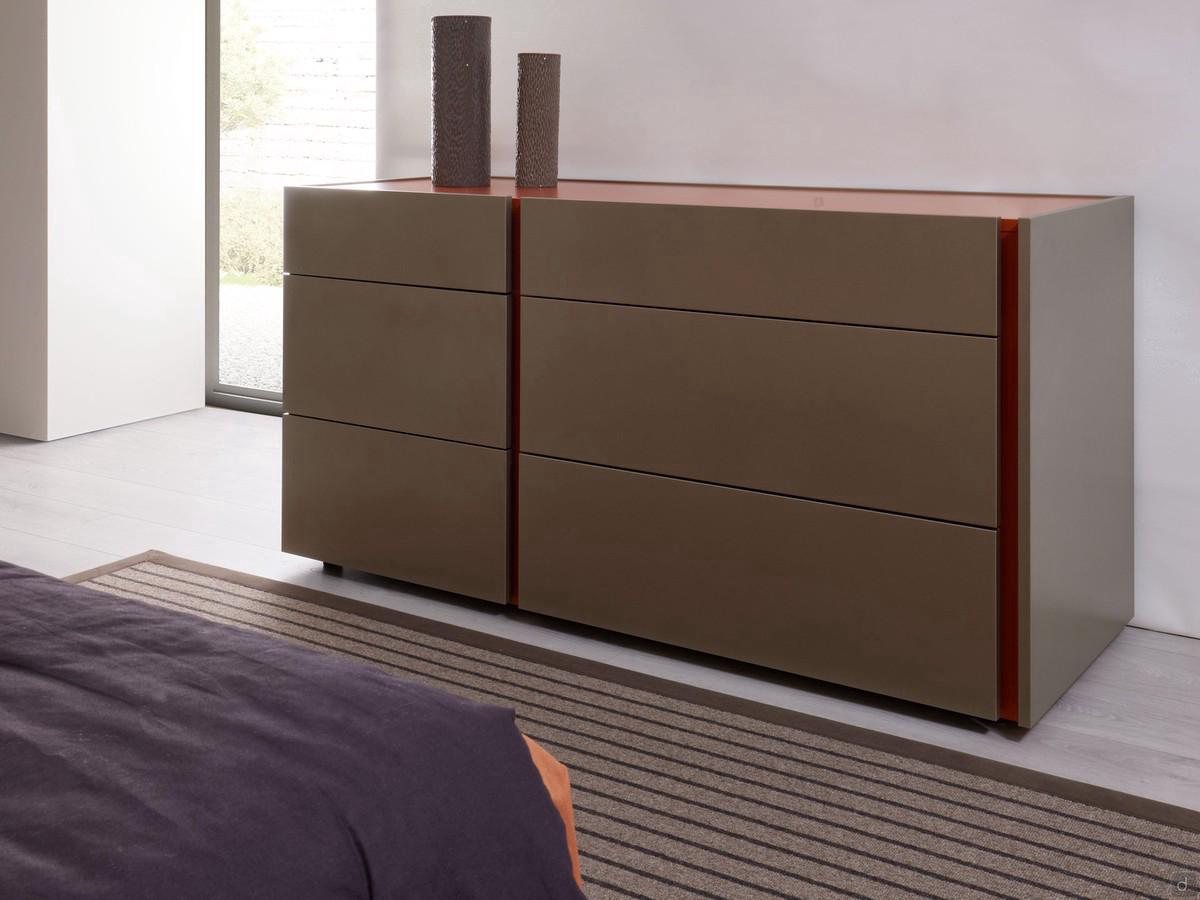 Comò con gola bicolore Cleveland, realizzato con frontali laccati Nickel e top e gola in Anfora