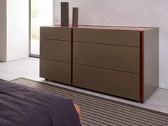 Comò con gola bicolore Cleveland, realizzato con frontali laccati Nickel e top e gola in Anfora