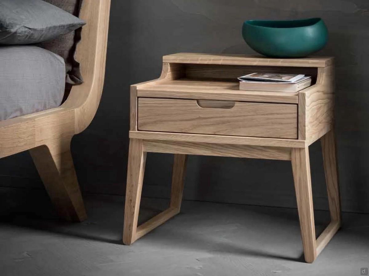 Comodino a un cassetto in legno Sierra in finitura Rovere Alaska, con piedini alti a cavalletto in rovere massello