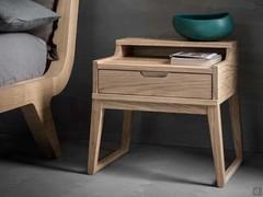 Comodino a un cassetto in legno Sierra in finitura Rovere Alaska, con piedini alti a cavalletto in rovere massello
