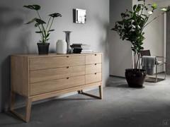 Gruppo letto Sierra nella versione comò a 6 cassetti, largo complessivamente 145 cm e realizzato interamente in legno massello tinto o laccato opaco a poro aperto