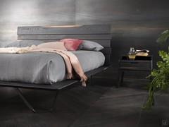 Comodino Sierra abbinato al letto Miguel, in finitura Rovere Cotto con i suoi caratteristici riflessi bicolore