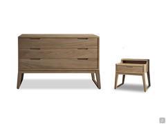 Comò a 4 cassetti e comodino Sierra, realizzati con le stesse linee e nelle stesse finiture per una camera da letto perfettamente coordinata