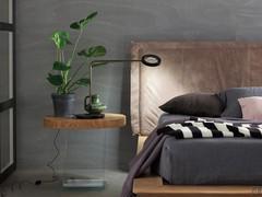 Comodino in vetro e legno Managua nella versione "tavolino" con piano rotondo in rovere massello. Disponibile anche rettangolare, ideale anche lato divano o poltrona