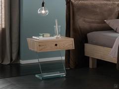 Comodino Managua nella versione in rovere massello con un cassetto, dalle forme essenziali e dalla finitura personalizzabile