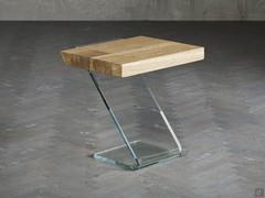 Comodino Managua in versione tavolino, con piano rettangolare in rovere massello da 55 cm di larghezza e base in vetro trasparente extrachiaro