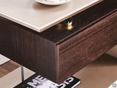 Particolare del cassetto in legno rovere bruciato