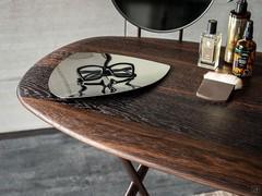 Particolare del piano sagomato, con bordi "a saponetta" in legno impiallacciato di rovere bruciato RB