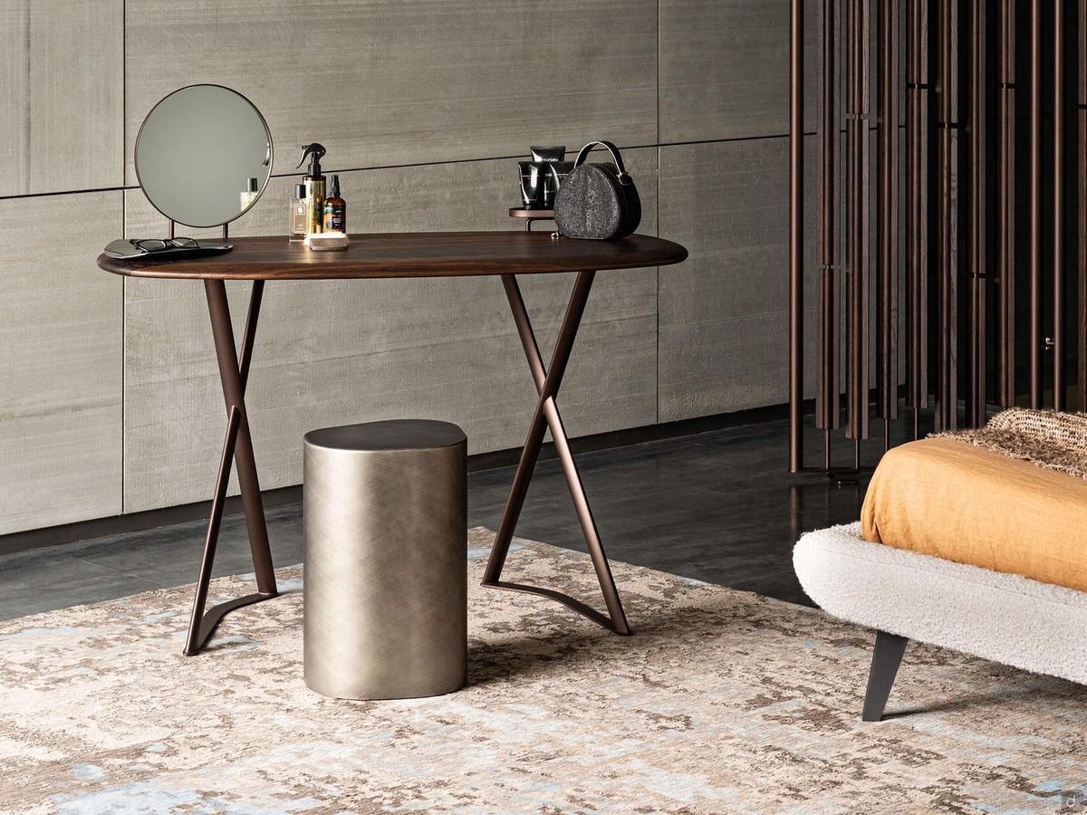 Toeletta in legno con specchio rotondo Tahiti Trousse di Cattelan, abbinata allo sgabello Pancho. Piano in rovere scuro (in foto) o noce canaletto, struttura in metallo goffrato