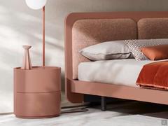 Comodino rotondo per camera da letto Chariot nella versione con 2 cassetti, tutto laccato opaco mocha mousse