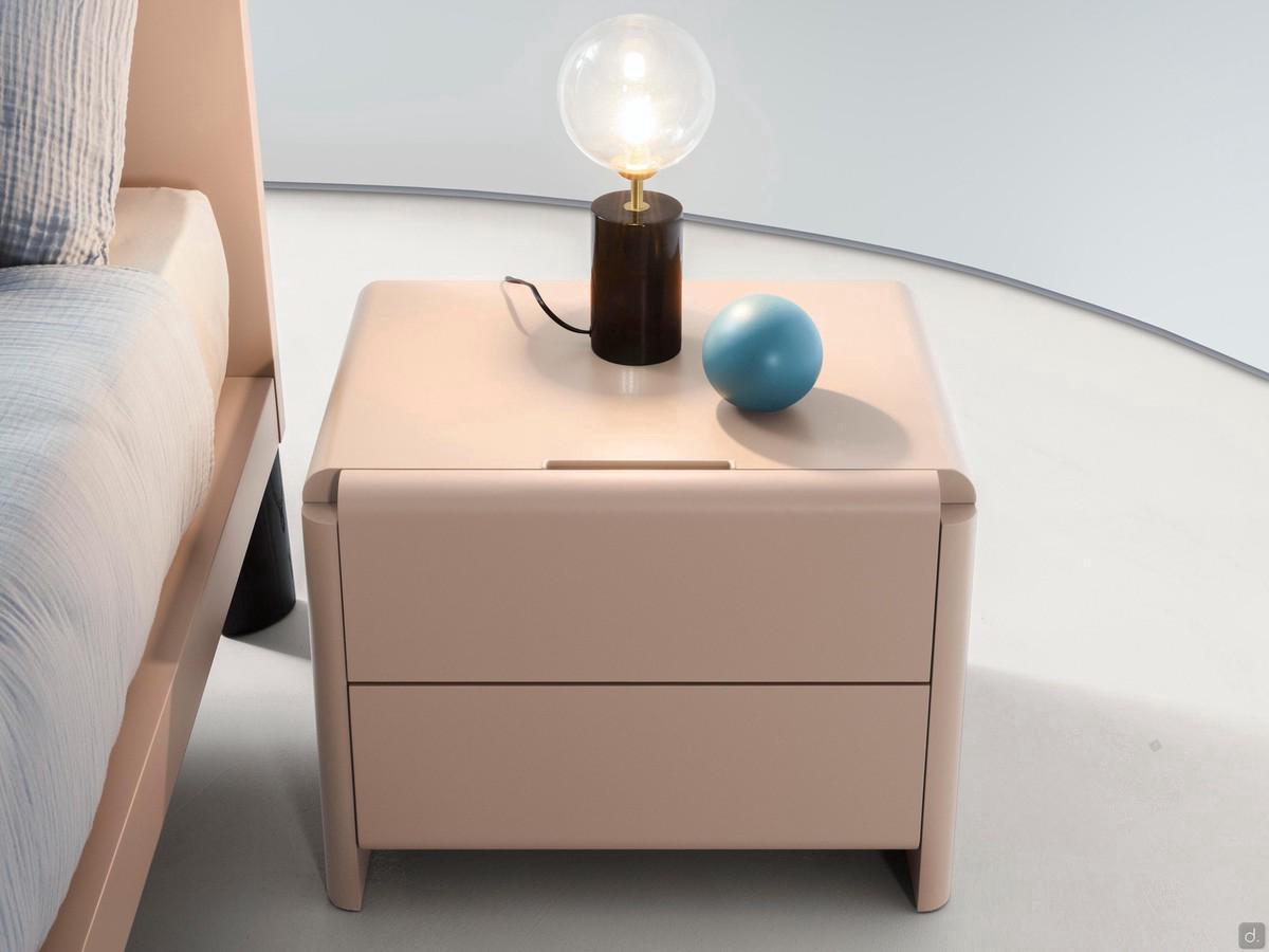 Comodino laccato lucido Neon in finitura Nude, con maniglia in metallo sul primo cassetto e push-pull sul secondo