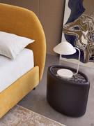 Pouf ellittico Diaspro imbottito e rivestito in similpelle con top in marmo