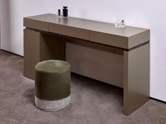 Mobile toeletta con cassetti e vano make-up Nebula, tutta in laccato metallico Champagne con cornice a contrasto in rovere poro aperto Moka