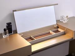 Particolare del vano make-up della toeletta Nebula, attrezzato con specchio, illuminazione Led e griglia porta-gioe in laccato opaco Sahara con fondo in cuoio Moro