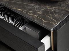 Dettaglio dell'incavo laterale, del top in ceramica e dell'apertura del cassetto nel gruppoletto Seattle.
Finitura interni non disponibile. Tutti gli elementi avranno gli interni in finitura nobilitato Sketch Roccia