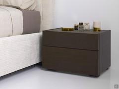 Versione comodino a due cassetti in legno essenza rovere Cuba, con top in ceramica opaca Ossido Bruno