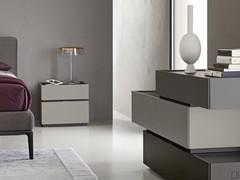 Camera da letto arredata con Philadelphia Cassettoni, composti per creare un pratico comodino a due cassetti e un importante comò a tre