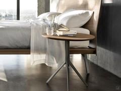 Tavolino uso comodino Indianapolis con top in legno impiallacciato, perfetto da abbinare con i letti della stessa collezione