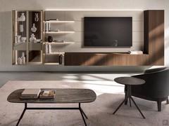 Coppia di tavolini Indianapolis con piano in ceramica opaca, il rotondo 50 cm usato come servente lato poltrona, il rettangolare a botte come classico fronte divano