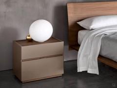 Comodino Raiki a due cassetti con frontali laccati opachi e top e gole a contrasto in noce canaletto