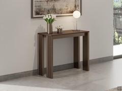 Consolle allungabile fino a 10 posti Marshall. Piano in melaminico noce termocotto, struttura in metallo verniciato bronzo. Inserto su gamba in legno rovere moro termocotto effetto cannettato