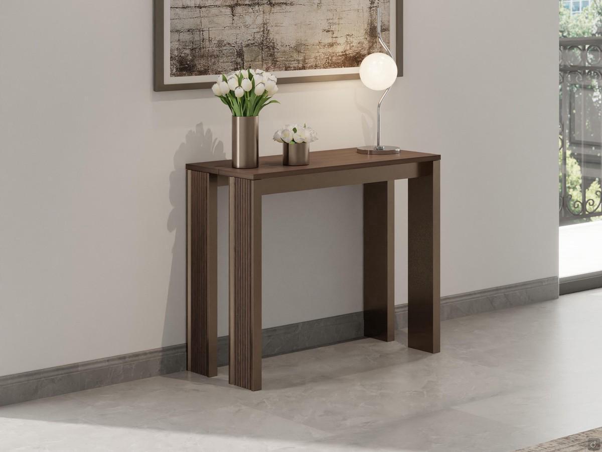 Consolle allungabile fino a 10 posti Marshall. Piano in melaminico noce termocotto, struttura in metallo verniciato bronzo. Inserto su gamba in legno rovere moro termocotto effetto cannettato