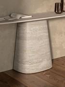 La base composta da una lastra curvata di porcellana laminata sorregge il piano sagomato, disponibile in due larghezze