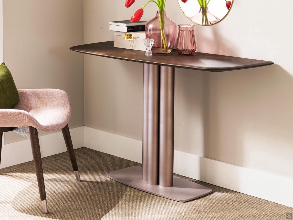 Consolle con base a colonna in metallo Bahia, con piano in rovere tinto e basamento in metallo Iron Pink