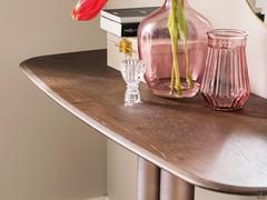 Dettaglio del piano in rovere tinto Caffè, con bordo sagomato da 3 cm