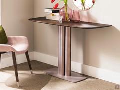 Consolle con base a colonna in metallo Bahia, con piano in rovere tinto e basamento in metallo Iron Pink