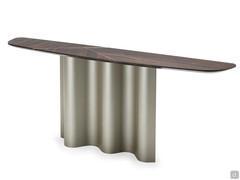 Consolle Nettuno con piano in legno essenza caratterizzato da inserti a contrasto e bordi bisellati. Disponibile nelle larghezze cm 180  e 230