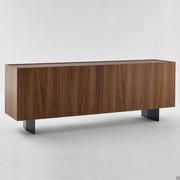 Credenza Outline di Bonaldo con piedini alti romboidali in metallo verniciato o in metallo brunito