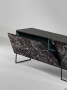 Apertura a ribalta della credenza Doppler K di Bonaldo
