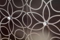 Credenza moderna Granada - particolare delle ante in vetro bronze serigrafato con maniglia Swarovski