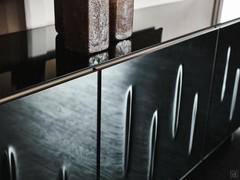 Credenza Carnaby di Cattelan nella finitura specchiata fumé