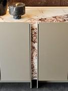 Dettaglio dell'inserto centrale della credenza Dynasty, configurabile in CrystalArt oppure in vetro specchiato effetto bronzo