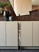 Credenza Dynasty di Cattelan con struttura in laccato opaco titanio e inserto centrale in Crystalart CYM6 Cotopaxi