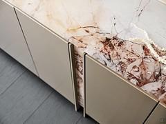 Dettaglio del top e dell'inserto centrale della credenza Dynasty di Cattelan, realizzati in CrystalArt CYM6 Cotopaxi