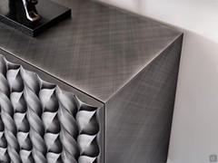 La struttura in laccato con verniciatura brushed grey mostra la peculiare texture effetto spazzolato