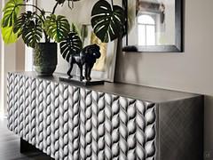 Ante lavorate e scolpite con effetto tridimensionale in laccato opaco brushed grey 