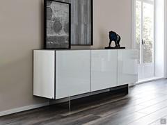 Buffet da salotto Focus di Cattelan con ante rivestite in cristallo extrachiaro bianco e piedini a lama in acciaio inox lucido
