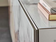 Particolare dell'anta con profilo metallico goffrato titanio e lastra in cristallo applicata