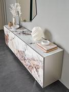 Vista dall'alto della credenza Focus nella versione con 3 ante battenti e top in vetro decorato in tinta alle ante, optional quest'ultimo acquistabile direttamente nel configuratore 