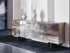 Buffet da salotto Focus di Cattelan con ante e top rivestito in vetro decorato, qui proposto nella variante a 3 ante da 220 cm con piedini alti h.19 cm