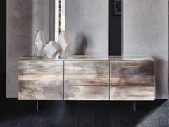 Buffet da salotto Focus di Cattelan in cristallo decorato CrystalArt CY02, si nota anche l'optional relativo al top rivestito in cristallo in tinta alle ante