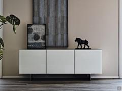 Buffet da salotto Focus di Cattelan con ante rivestite in cristallo extrachiaro bianco