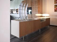 Credenza da centro stanza Kaen da 258,8 cm con tre ante battenti ed un cestone e vano a giorno con struttura in vetro. Ante in groove wood Biscotto, struttura e top laccato opaco Sabbia