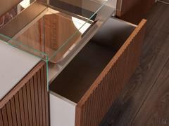 Immagine che mostra il frontale in legno groove e la struttura interna del cestone, qui proposto con meccanismo ad estrazione totale